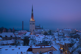 Вид на церковь святого Олафа сумрачным мартовским утром / Вид на церковь святого Олафа сумрачным мартовским утром. Таллин, Эстония
