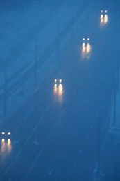 Погружение в бездну / Автомобили на дороге в глубоком тумане. Синий цвет получился при постобработке и создает впечатление погружения в морскую бездну.