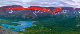 Весенние Хибины / Алая полоска на горах – это освещение от закатного солнца. 
Кольский полуостров, горы Хибины. Озеро Малый Вудъявр.