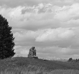 Память / Мемориал у деревни Красуха (Псковская область), сожженной фашистами вместе с жителями 27 ноября 1942 года.