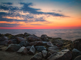 Рассвет возле камней / Азовское море. Геническ