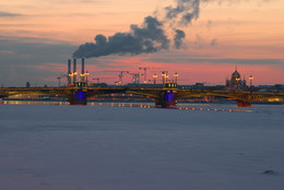 Благовещенский мост (Мост лейтенанта Шмидта) в вечерней подсветке на фоне зимнего заката. Санкт-П / Благовещенский мост (Мост лейтенанта Шмидта) в вечерней подсветке на фоне зимнего заката. Санкт-Петербург