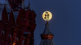 Над Красной площадью -- луна / В полнолуние перед майскими праздниками вдруг обнаружился такой вид :)