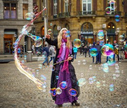 Дама не из Амстердама / Вообще-то это как раз Амстердам, площадь у Королевского дворца, но дама с мыльными пузырями наверняка не местная :)