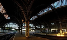 Спящий вокзал. / Первые лучи солнца пробили окна Витебского вокзала и он заиграл всеми своими старинными заклепками... Утро. Пусто. До первого поезда полтора часа...