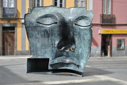 &nbsp; / Работа польского скульптора Игоря Миторая. Название можно перевести как &quot;Взгляд из зеркала&quot;.