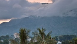Надвигается тропический ливень / У подножья гор Улугуру расположен город Морогоро в Танзании