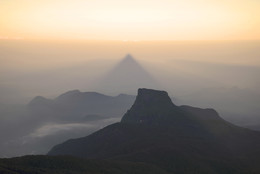 Утро на Пике Адама. Шри ланка / Вид на треугольную тень от горы Пик Адама на рассвете. Шри-Ланка