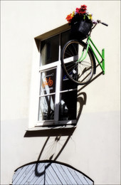 bike repaires / Вывеска над окном мастерской в Риге