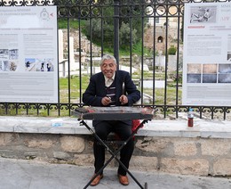 Ритмы города / Street musician in Athens