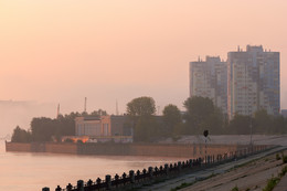 Городской рассвет / Летнее утро на городской набережной.