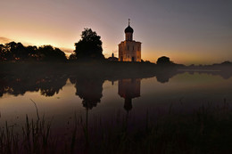 Утро / Церковь Покрова на Нерли перед восходом солнца.