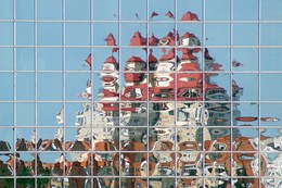 Безумные пиксели / Отражение высотного дома в зеркальной стене с кривыми зеркалами. Не знаю, сносит ли крыши у зрителей от созерцания этой абстрактной картины, но эффект сноса крыши у дома налицо:-).