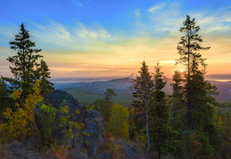 Вот и солнце встаёт, за морями покой свой покинуло / Утро в горах