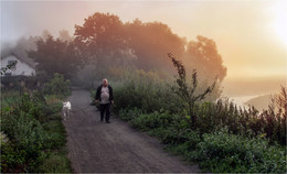 С первыми лучами / Из фотоиллюстраций к книге об истории села Мнишин.