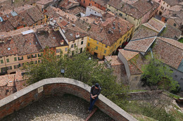 Крыши Бризигеллы / На спуске от Часовой башни к городу. Бризигелла, Эмилия-Романья, Италия.