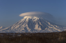Удивительная Камчатка / Такие вот облака зависают над вулканами. Не часто, но встречаются.