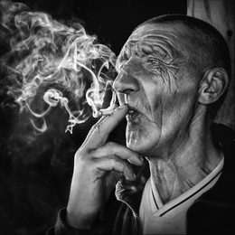 «Мысли на закате…» / Закурю сигарету, задумаюсь,
О прошедших годах,
быстротечности дат!
Я забыл свой восход но я вижу:
Пред собой наступивший закат.