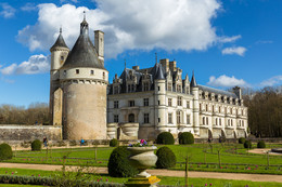 Вид на замок Шенонсо. / Шенонсо-один из красивейших замков во Франции.В свое время в нем обитали фаворитки королей.Хорошо сохранился и известное место посещения туристов.