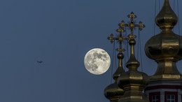 Луна над Новодевичьим ... / Прогулка в полнолуние ... Жаль только, что самолет увидел только дома: ведь он прошел по самому диску :(