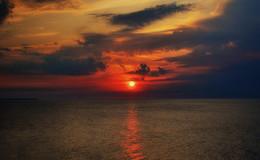 Вы кушали когда-то варенье из заката? / &quot;Вы кушали когда-то
 Варенье из заката?
Сперва оно клубничное,
Ну а потом черничное,
Немного необычное,
Хотя на вкус отличное.

Такой чудесный ужин
 Всегда для вас готов.
Снять не забудьте пенку
 Из свежих облаков.&quot;
Лидия Слуцкая