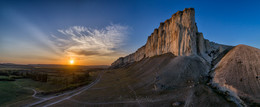 У Белой Скалы (панорама) / Ак-Кая (Белая Скала) на закате. Белогорск, Крым. Дронопанорама.
