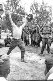 Все очень серьезно / Переснято с фотографии 1952 года.