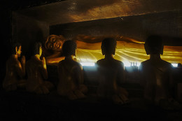 Все очень серьезно / Ученики Будды. Пещерный храм, Таиланд.