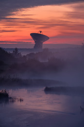 Земное и космическое / Ранняя заря и шапки тумана создают вокруг радиотелескопа фантастическую картину. Вспоминаются Лем и Стругацкие.