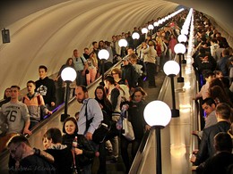 На эскалаторе бегущем можно сделать много дел... / Москва, метро ВДНХ, 09.05.2015
https://yadi.sk/a/zF2CfgZt3VPhHG