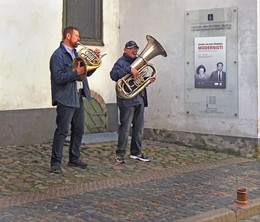 Уличные музыканты / Дуэт уличных музыкантов около Музея Архитектуры в Риге.