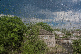 &nbsp; / Фотография через мокрое окно и москитную сетку.