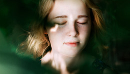 Юность / Юность полна предвкушения, мечт, любви. Юность загадочна и чувственна. 
На фото молодая девушка с бликом в форме сердца на лице.