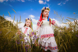 Молодые белоруссочки / В поле в вышиванках, фотографировались к неделе вышиванки)