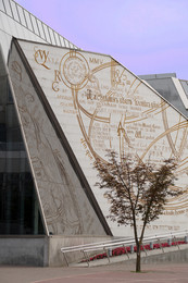 Вогнутое и выпуклое / Фрагмент экстерьера здания Национальной библиотеки Беларуси. Каменная стена с изречением Франциска Скорины отражается в прилегающей зеркальной стене, образующей с ней вогнутый угол. Однако визуально из-за отражения угол между стенами воспринимается как выпуклый.