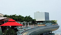 Не из моего окна / Одна из самых разрекламированных достопримечательностей Сингапура — бассейн на крыше пятизвездочного отеля Marina Bay Sands Skypark.
