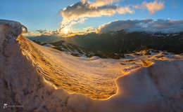 Тает ледник / Ледники тают в горах Абхазии от жаркого летнего солнца. Справа, в облаках, Кавказский хребет. 
Июнь, 2018 года. 
Из фототура «Сказочная Абхазия».