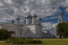 Вид на Спасский собор и колокольню.. / Юрьев монастырь