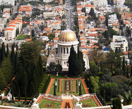 Святилище Баба / Баб(Сейид Али Мухаммад,1819-1850 гг) молодой купец из Персии объявил в 1844 о том,что он послан Богом,чтобы подготовить человечество к наступлению новой эпохи и скорому появлению другого Посланника,ещё более великого,чем Он Сам.Бахаи считают Баба самостоятельным посланником Бога и Предтечей Бахаулы,Основателя Веры Бахаи. Смелое учение Баба,призывающее к нравственному и духовному обновлению,вызвало ожесточённое сопротивление и в 1850 г ,он публично казнён. Его останки тайно перевозились с места на место и через 60 лет в 1990 г,они были захоронены на Святой Земле,в мавзолее на склоне горы Кармель. Колоннада и золочёный купол над мавзолеем были завершены в 1953г. Святилище сделано из камня,добытого и обтёсанного в Къямпо,Италия;монолитные колонны из гранита Розе Бавено, 12 000 черепиц для купола были сделаны в Голландии методом обжига поверх золотых листов.
Святилище предназначено для спокойных размышлений и молитв,религиозные службы и церемонии здесь не проводятся