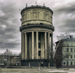 back in USSR / водонапорная башня. Для стилизации заменено модерновое здание на старинное справа от башни.