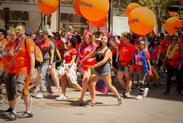 Группа поддержки / Из серии &quot;Гей парад в Сан Франциско&quot;. 
 На шарах написано: &quot;Thrive&quot; - процветай.