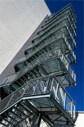 В стиле хай-тек / Пожарная лестница отеля Леонардо в Вольфсбурге, Германия