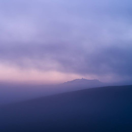 Пиенца на холме в тумане на рассвете, вид с юга весной 2018 / Пиенца на холме в тумане на рассвете, вид с юга весной 2018