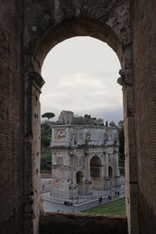 Из Колизея / Вид на арку Константина из Колизея. Рим.