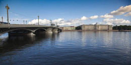 Вид на Благовещенский мост и Императорскую Академию художеств / Санкт-Петербург