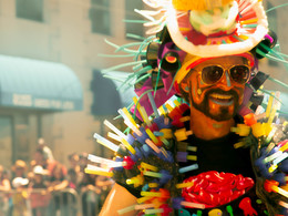 Монстр или Джигурда? / Из серии &quot;Гей парад в Сан Франциско&quot;