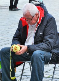 "Жизнь невозможно повернуть назад..." / Старик и яблоко ...