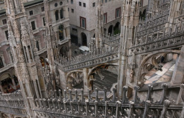 Каменные узоры / Вид сверху на аркбутаны Миланского собора.