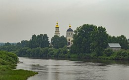 серая фоточка / Средний Урал, село Меркушино, вид с моста на въезде, пасмурный день