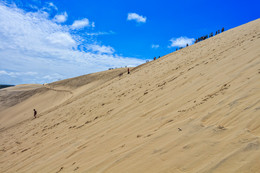Дюна Пила / Огромная песчаная гора на побережье в районе Аркашона, постоянно растущая вглубь берега (в среднем на 5 метров в год) и в высоту (в 1855 году высота ее была 35 метров, а сейчас уже около 130-ти). 
Протянулась эта гора песка почти на 3 километра вдоль берега.